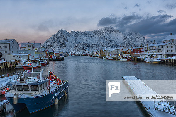 Norwegen  Lofoten  Henningsvajer Stadt bei Sonnenuntergang im Winter