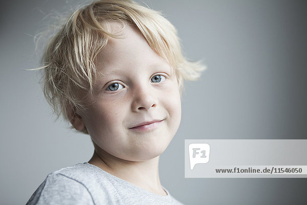Porträt des lächelnden kleinen blonden Jungen