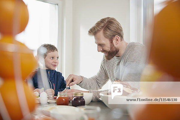 Vater und Sohn beim Frühstück