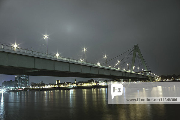 Deutschland  Köln  Blick auf die Severinsbrücke bei Nacht