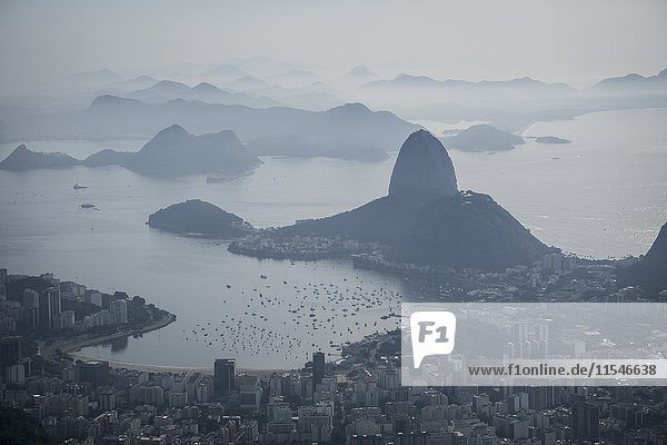 Brasilien  Rio de Janeiro  Blick auf die Stadt mit Zuckerhut