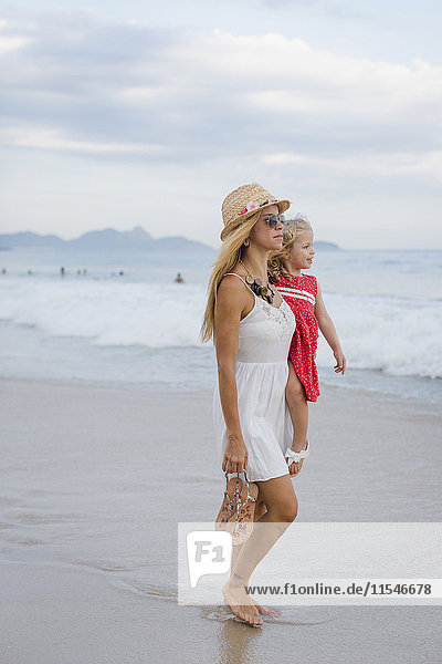 Brasilien  Rio de Janeiro  Mutter mit Tochter am Strand von Copacabana