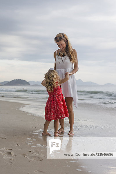 Brasil  Rio de Janeiro  mother and daughter on Copacabana beach