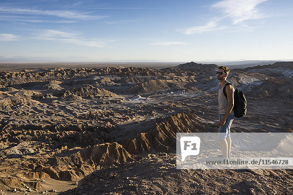 Chile  San Pedro de Atacama  Tal des Mondes  Wanderer mit Blick auf die Landschaft