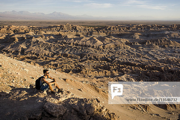 Chile  San Pedro de Atacama  Tal des Mondes  Wanderer entspannen in der Wüste
