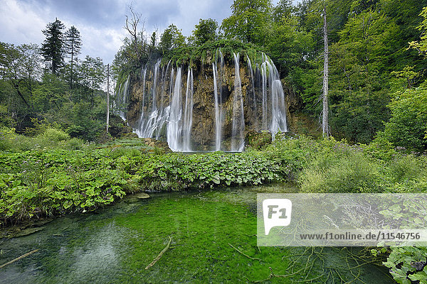 Kroatien  Wasserfall im Nationalpark Plitvicer Seen