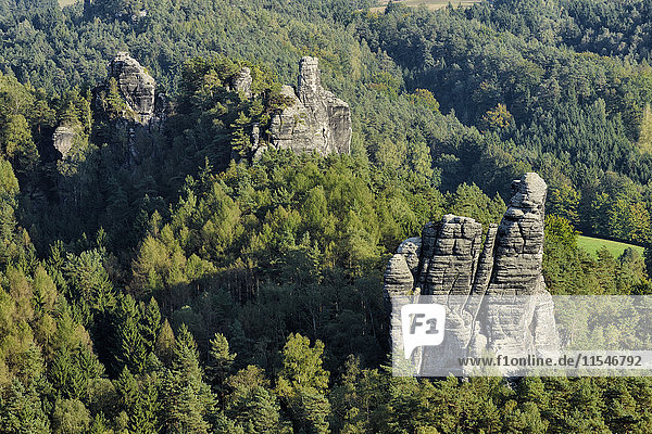 Deutschland  Sachsen  Nationalpark Sächsische Schweiz  Honigsteine und Talwaechter Felsformationen
