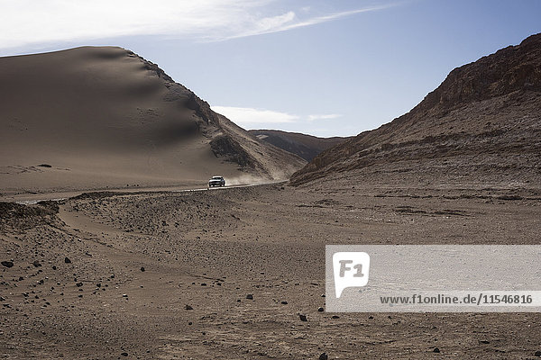 Chile  San Pedro de Atacama  Auto auf Schotterstraße in der Atacama-Wüste