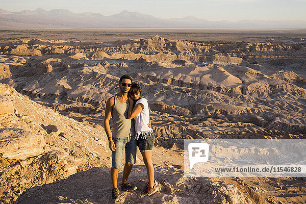 Chile  San Pedro de Atacama  Paar auf Felsen in der Atacama-Wüste stehend