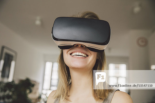 Lachende Frau mit Virtual-Reality-Brille