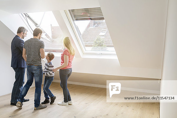 Immobilienmakler zeigt Familie ein Penthouse