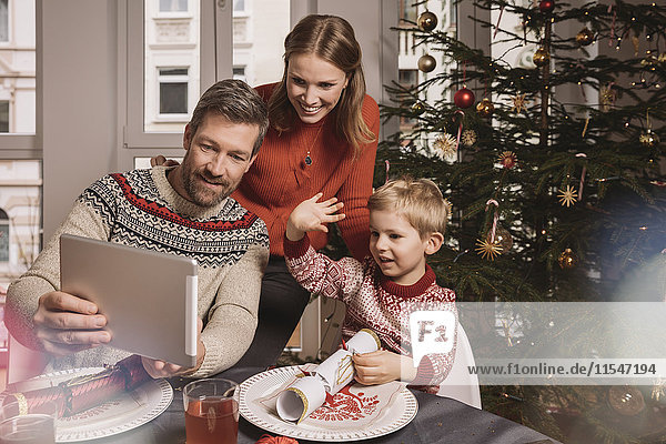 Familie mit digitalem Tablett zu Weihnachten