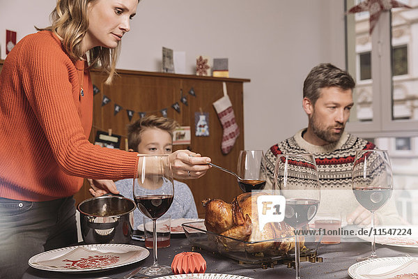 Familie vor dem Weihnachtsessen