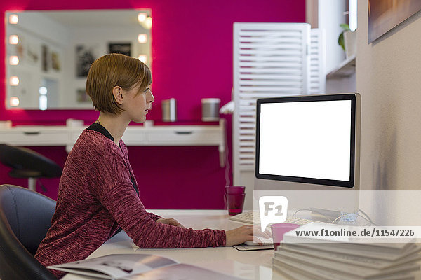 Frau bei der Arbeit am PC  Seitenansicht