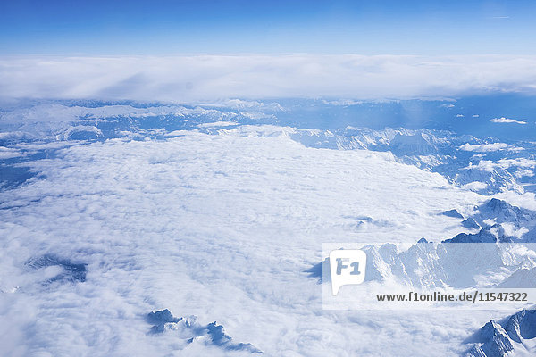 Italien  Blick aus dem Flugzeugfenster