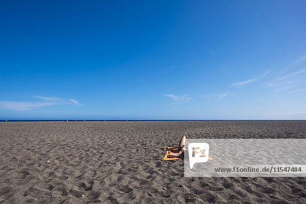 Spanien  Teneriffa  junge Frau entspannt am Strand