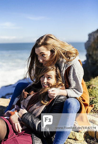 Spanien  Gijon  zwei junge Frauen mit Spaß am Meer