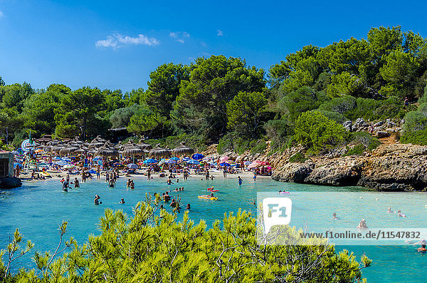 Spanien,  Mallorca,  Cala Sa Nau,  Strand und Touristen
