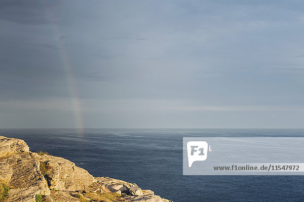 Frankreich  Bretagne  Pointe du Raz  Boot auf dem Meer mit Regenbogen