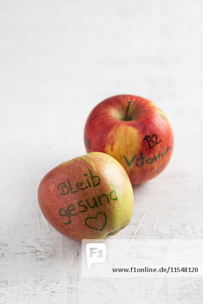 Zwei Äpfel mit Lebensmittelfarbe gekennzeichnet