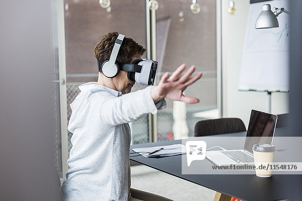 Frau im Büro mit Virtual-Reality-Brille