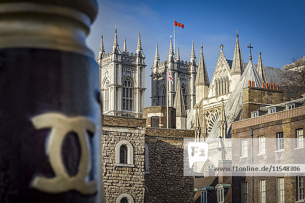 UK  London  Blick von hinten auf die Türme der Westminster Abbey
