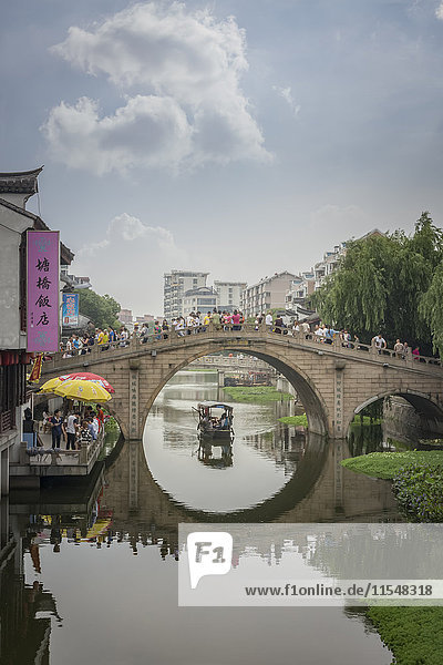 China  Shanghai  Brücke mit Touristen in Qibao Ancient Town