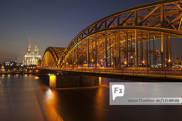 Deutschland  Köln  Blick auf beleuchtete