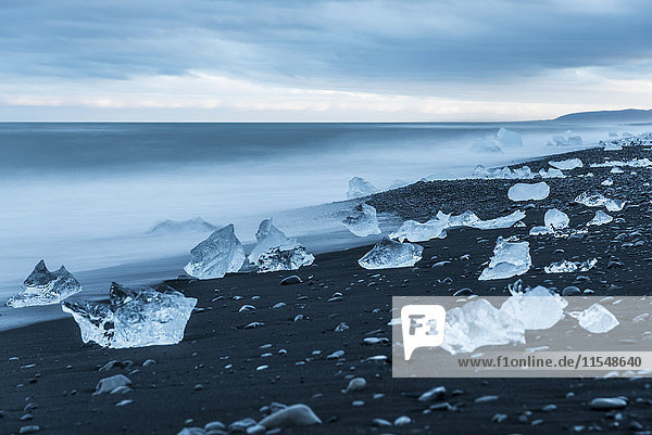 Island  Jokulsarlon  Eis am Strand