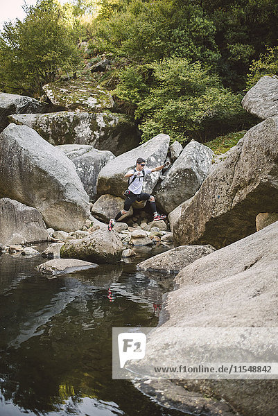 Spanien A Capela Ultra Trail Runner über einen Fluss