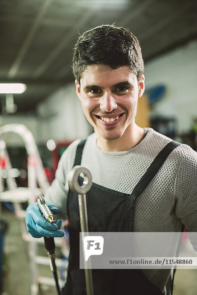 Junge Mechaniker in der Reparaturwerkstatt