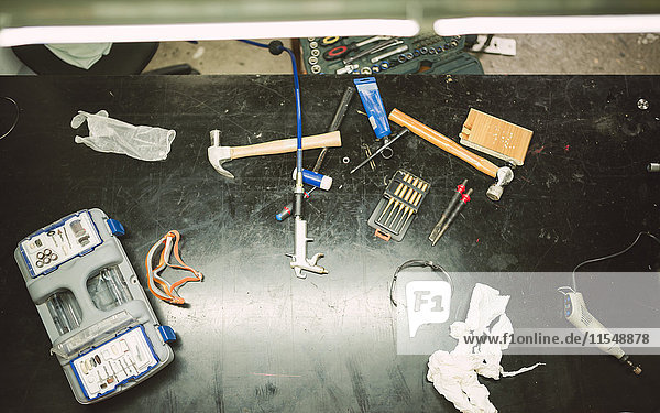 Werkzeuge auf der Werkbank in der Reparaturwerkstatt  Nahaufnahme