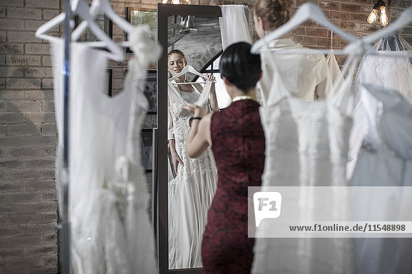 Hochzeitskleid-Designer und Braut zu sein
