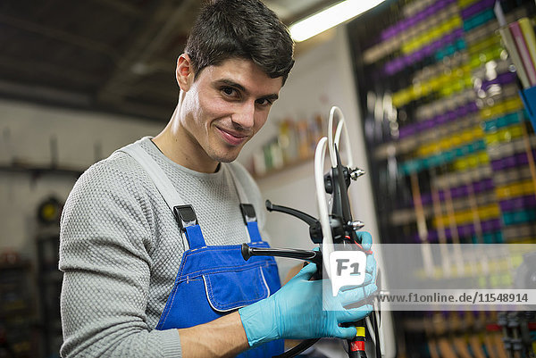 Porträt eines Mechanikers in seiner Werkstatt bei der Reparatur einer Drohne