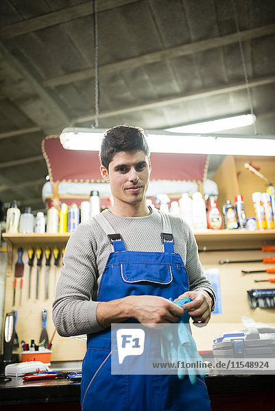 Porträt eines Mechanikers in seiner Werkstatt