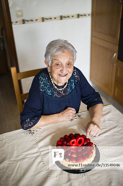 Seniorin feiert ihren neunzigsten Geburtstag