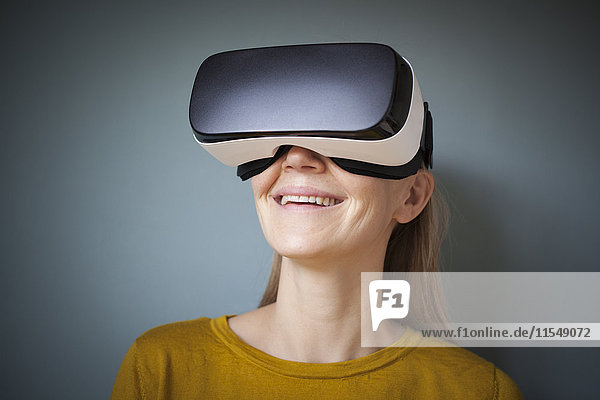Lächelnde Frau mit Virtual Reality Brille