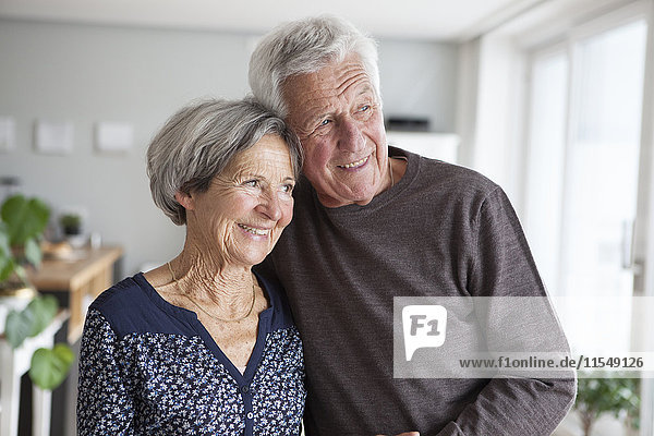 Porträt eines glücklichen Seniorenpaares zu Hause