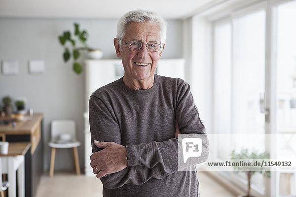 Porträt eines lächelnden älteren Mannes zu Hause