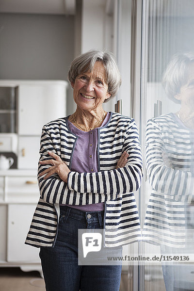 Porträt der selbstbewussten Seniorin zu Hause