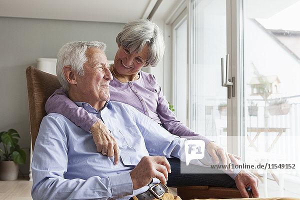 Glückliches Seniorenpaar zu Hause