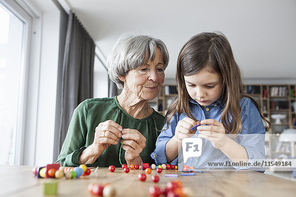 Großmutter und Enkelin besaitet Perlen