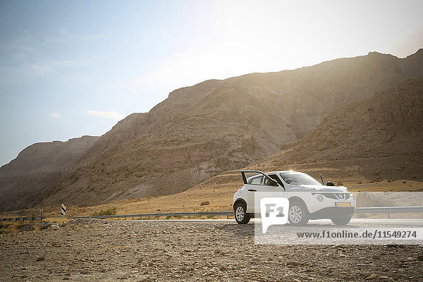 Isreal  geparktes Auto am Straßenrand in der Wüste nahe dem Toten Meer