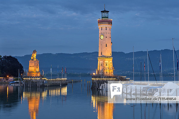 Deutschland  Lindau  Hafeneinfahrt mit Leuchtturm und bayerischem Löwen