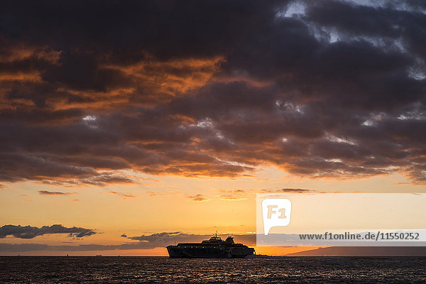 Spanien  Teneriffa  Schiff auf dem Meer bei Sonnenuntergang