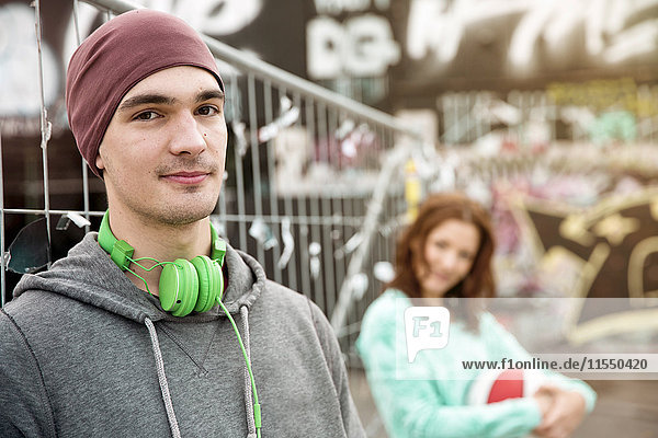 Portrait eines jungen Mannes mit Kopfhörer im Freien