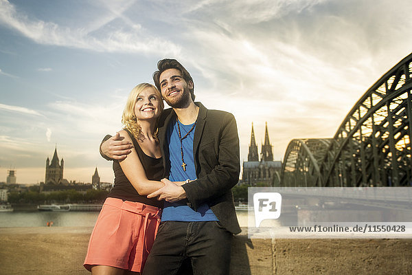 Deutschland  Köln  glückliches junges Ehepaar vor dem Rhein