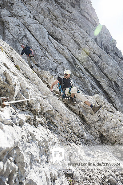 Österreich  Tirol  Wilder Kaiser  zwei Männer am Klettersteig