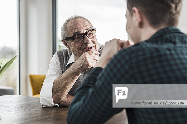 Porträt eines glücklichen älteren Mannes  der mit seinem Enkel kommuniziert.
