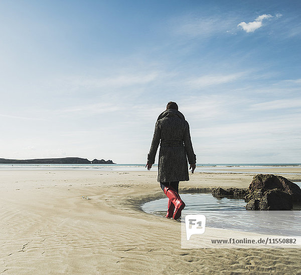 France  Bretagne  Finistere  Crozon peninsula  woman walking on the beach